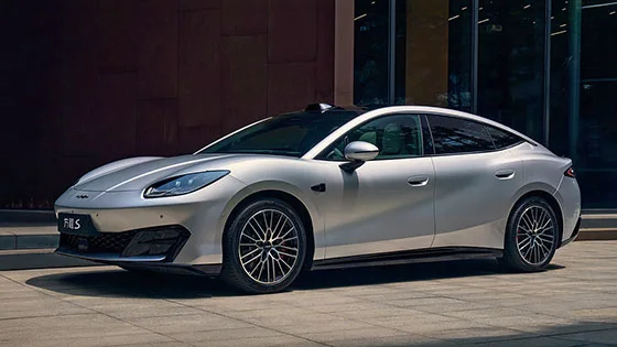 BYD משיקה בסין מתחרה לטסלה מודל 3 Fangchengbao S 2026